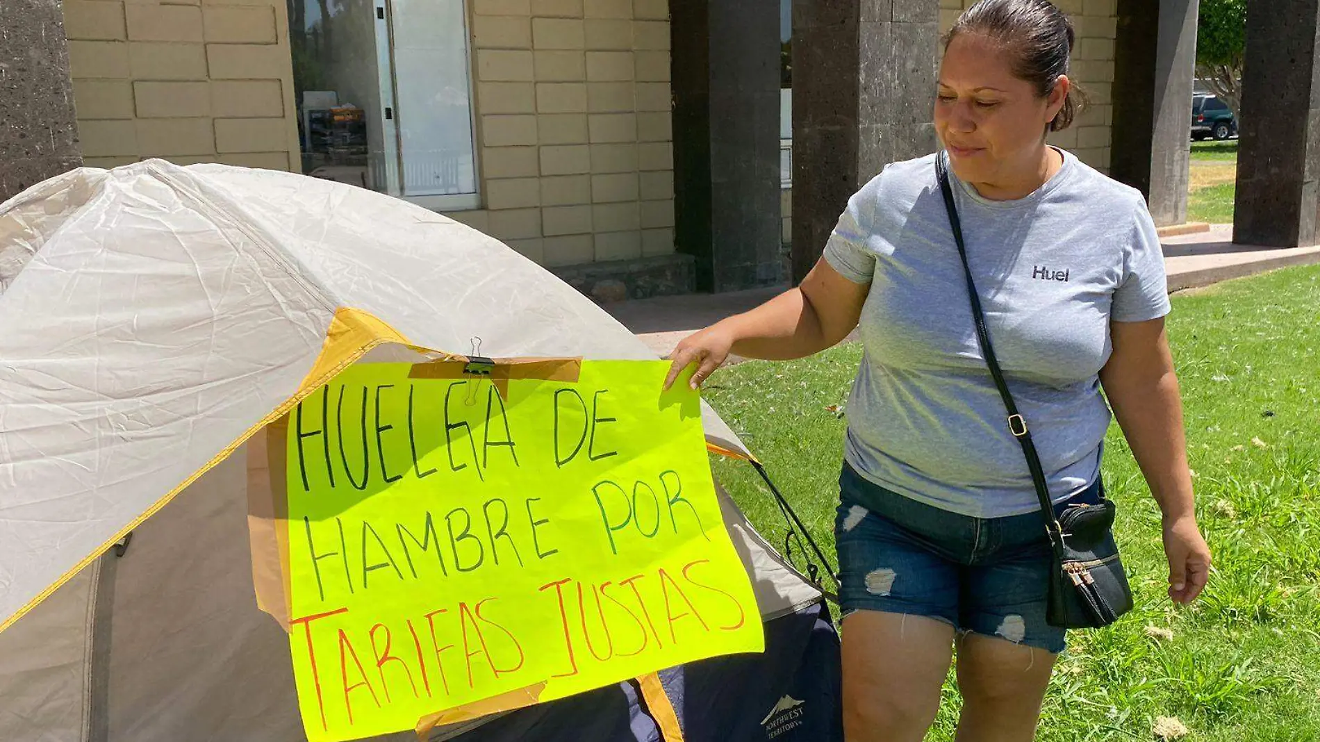 Como parte de una manifestación de protesta, Marisela Barbosa duerme en las afueras del Palacio Municipal desde el 10 de agosto